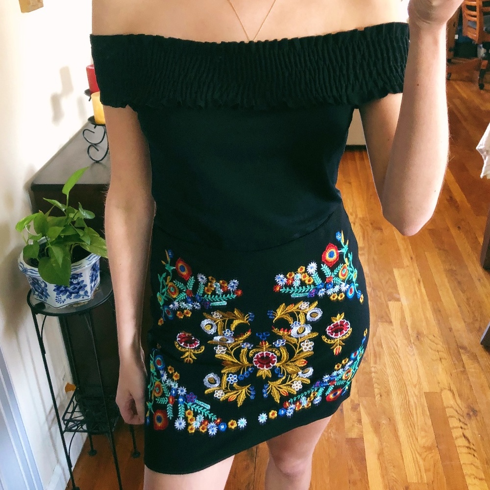 New Boutique Black Embroidered Mini Skit Boho